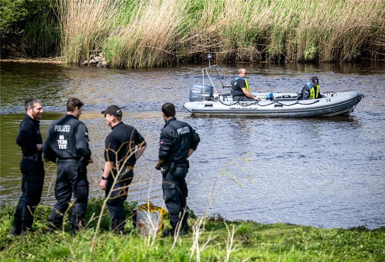 Suche nach sechsjährigem Arian weiter ohne heiße Spur Einsatzkräfte der Polizei fahren über die Oste.