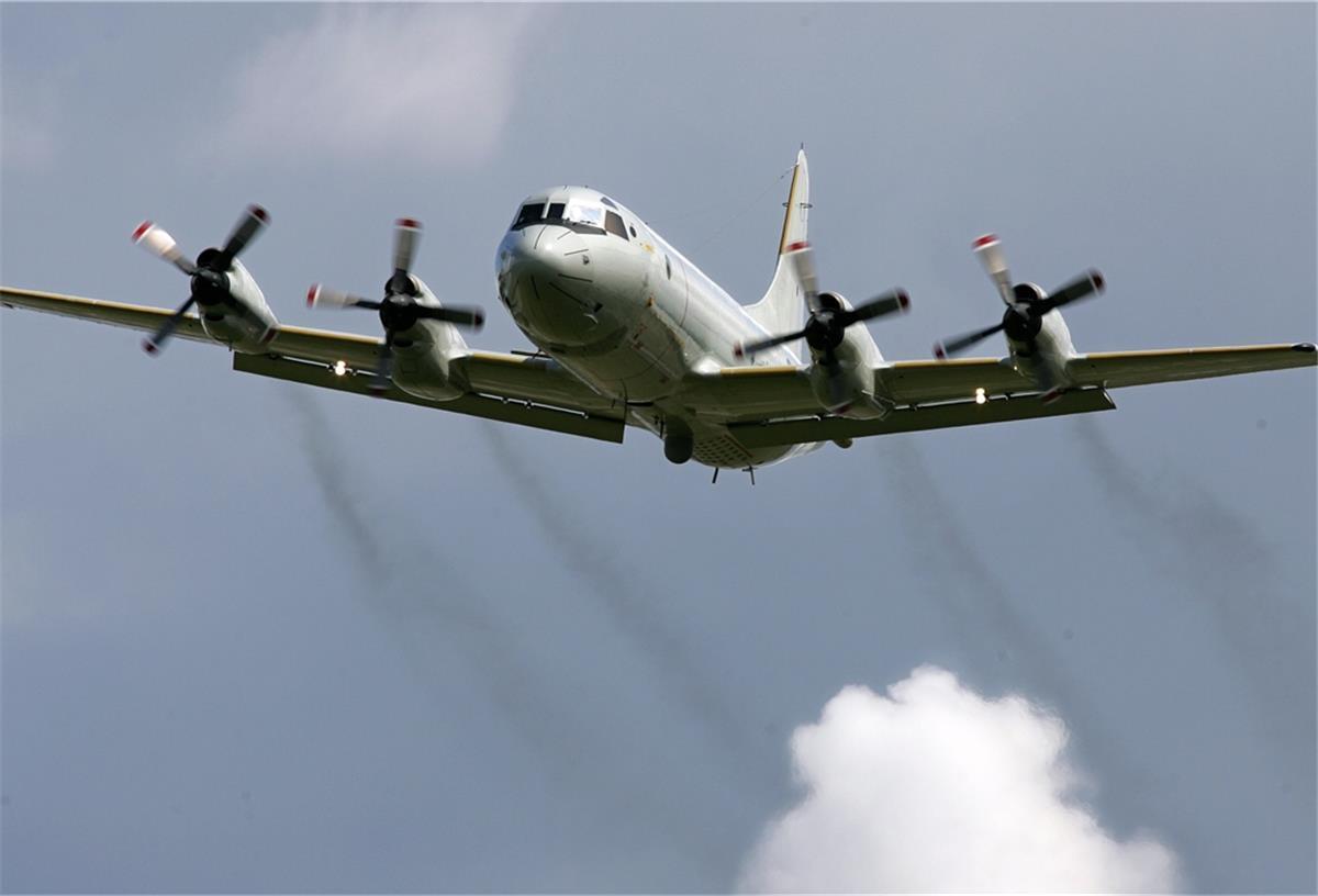 Marineflieger
an Manöver
beteiligt Der Seefernaufklärer P-3C Orion fliegt im Rahmen eines Manövers auch in der Nacht und am Wochenende von Nordholz in Richtung Ostsee.