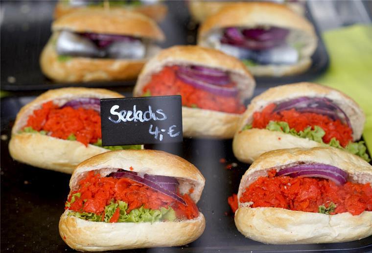 Im Land Bremen wird am meisten Fisch gegessen Fischbrötchen mit Seelachs liegen in der Auslage eines Imbisses an den Landungsbrücken. Am 6. Mai 2023 wird der Weltfischbrötchentag gefeiert. (zu dpa: «Der Norden feiert den «Tag des Fischbrötchens» - auch neue Kreationen ») +++ dpa-Bildfunk +++