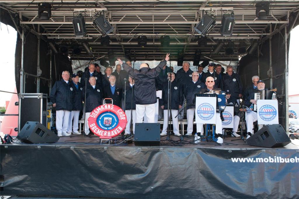 Der Seemannschor Bremerhaven singt auf der Bühne am Oberfeuer.
