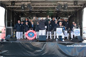 Der Seemannschor Bremerhaven singt auf der Bühne am Oberfeuer.