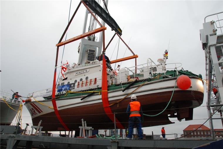 Der Seenotkreuzer "Minden" wird für einen Hilfseinsatz zwischen den griechischen Inseln im Fischereihafen auf den niederländischen Schwergutfrachter "Atlantic" verladen.