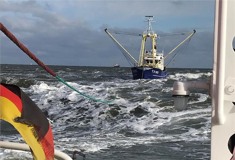 Seenotretter helfen Fischkutter aus bedrohlicher Lage Der Seenotrettungskreuzer „Bernhard Gruben“ der Deutschen Gesellschaft zur Rettung Schiffbrüchiger (DGzRS) schleppt einen niederländischen Fischkutter mit Maschinenschaden ein.