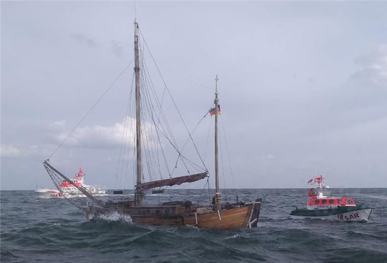 Segelboot sinkt bei Wangerooge - Ziel war Bremerhaven Der Seenotrettungskreuzer „Bernhard Gruben“ und sein Tochterboot „Johann Fidi“ erreichen den Havaristen.