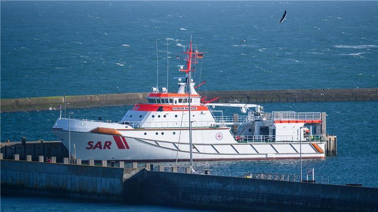 Taucher sollen nach Vermissten in gesunkenem Frachter suchen Der Seenotrettungskreuzer der Deutschen Gesellschaft zur Rettung Schiffbrüchiger (DGzRS) liegt im Hafen.