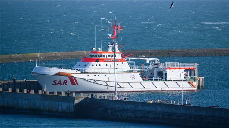 Der Seenotrettungskreuzer „Hermann Marwede“ der DGzRS liegt im Helgoländer Hafen.