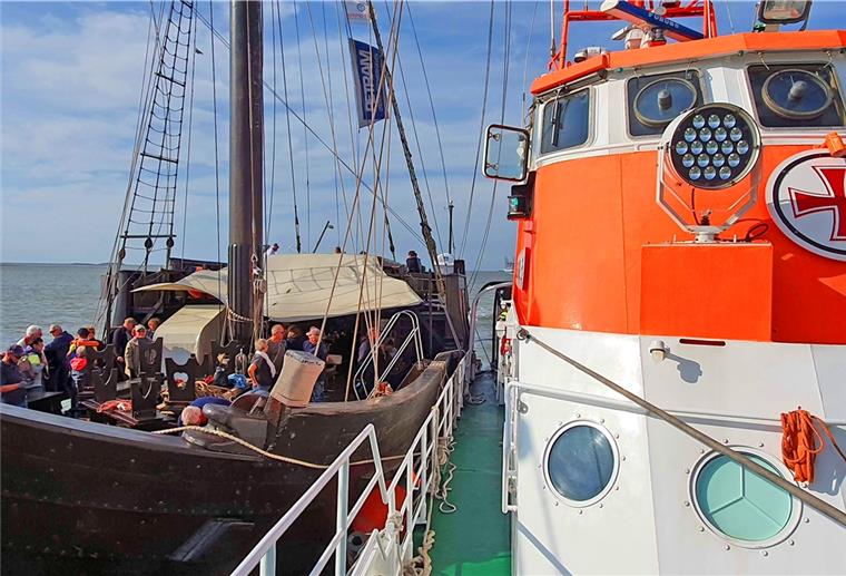 Bremerhaven: „Ubena von Bremen“ kollidiert mit Stromkaje Zwei Schiffe auf dem Wasser.