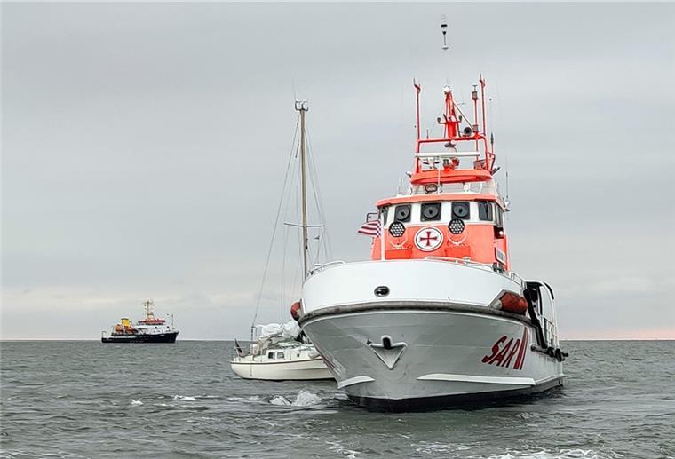 Schwer seekrank: Seenotretter kommen Segler zu Hilfe Der Seenotrettungskreuzer „Hermann Rudolf Meyer“ rettet in der Außenweser die Crew einer Segelyacht. Ebenfalls dabei (im Hintergrund) ist das Vermessungsschiff „Komet“.