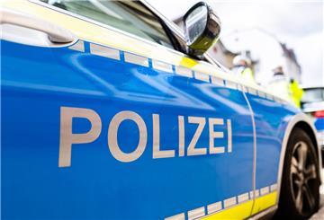 Polizistin vor Polizeiauto