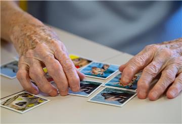 Bayern, Krailling: Eine Bewohnerin des Altenheims Maria Eich spielt auf einer Pflegestation das Spiel "Memory" und legt Kartenpaare zusammen.