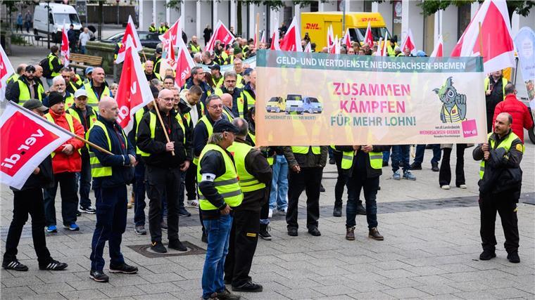 Streik der Geldtransporter - 200 bei Kundgebung in Hannover Der seit Montag laufende Warnstreik soll am Mittwoch weitergehen.