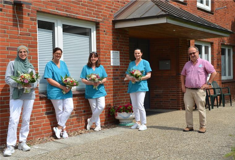 Der Sellstedter Ortsbürgermeister Ralf Wolter bedankte sich mit Blumen bei dem Team der Hausarztpraxis von Sabire Ahmedi (von links), die gemeinsam mit ihren Praxismitarbeiterinnen Heike Gercken, Kirsten Holz, Sabine Behrens und Aushilfe Nadja Schmude (nicht im Bild) seit Beginn der Corona-Pandemie fast ununterbrochen arbeitet.