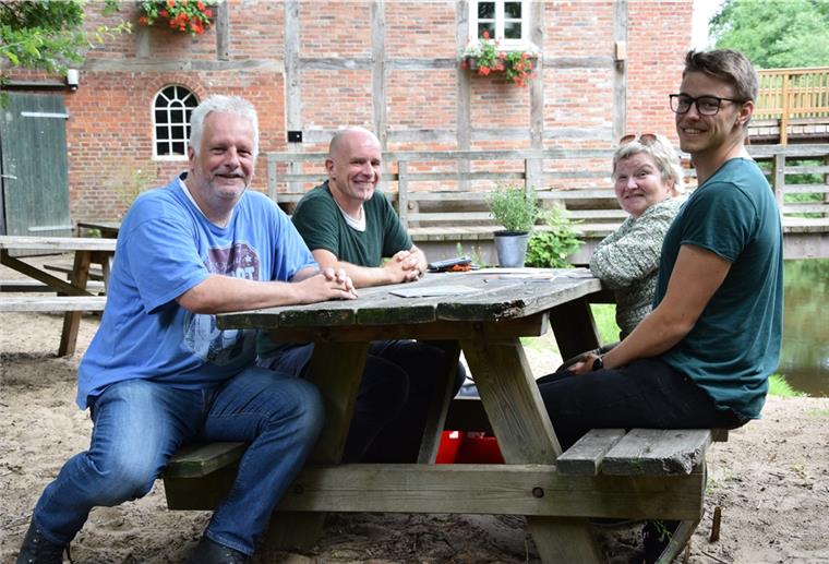 Tourismus im Landkreis Rotenburg boomt Der Selsinger Gastronom Holger Gehrmann vom Dehoga (von links) und Udo Fischer vom Rotenburger Kreis-Touristikverband Tourow tauschten sich an der Oste vor der Kulisse der Eitzter Wassermühle mit der Grünen Landtagsabgeordneten Eva Viehoff aus, die mit ihrem Mitarbeiter Paul Zeise angereist war.
