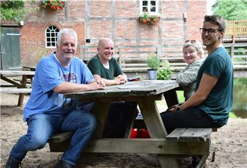 Der Selsinger Gastronom Holger Gehrmann vom Dehoga (von links) und Udo Fischer vom Rotenburger Kreis-Touristikverband Tourow tauschten sich an der Oste vor der Kulisse der Eitzter Wassermühle mit der Grünen Landtagsabgeordneten Eva Viehoff aus, die mit ihrem Mitarbeiter Paul Zeise angereist war.