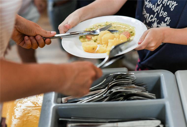 Semesterbeitrag in Bremen soll drastisch steigen: Was das für Studierende bedeutet Schüler beim Mittagessen in der Mensa in der Grundschule an der Wuhlheide