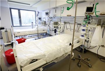 Das Bild zeigt zwei Intensivbetten in einem Krankenhaus.