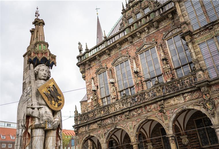Wann löst die Hospitalisierung den Inzidenzwert ab? Der Bremer Roland (l) aus dem Jahre 1404 und das Bremer Rathaus