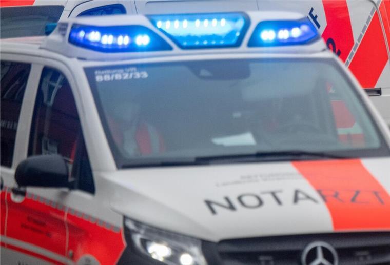 Bremen: 74-Jähriger von Sattelzug angefahren und gestorben Ein Notarztwagen und Rettungswagen fahren durch die Stadt.
