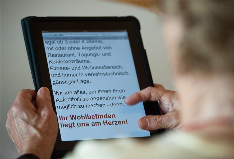 Eine Person liest an einem Tablet.