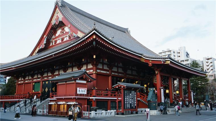 Ist das die Zukunft der Kunst auch in Hamburg? - Digital Art Museum in Tokio: Der Senso-ji Tempel ist Tokios ältester und bekanntester buddhistischer Tempel - zu den Stoßzeiten wimmelt es hier von Touristen.