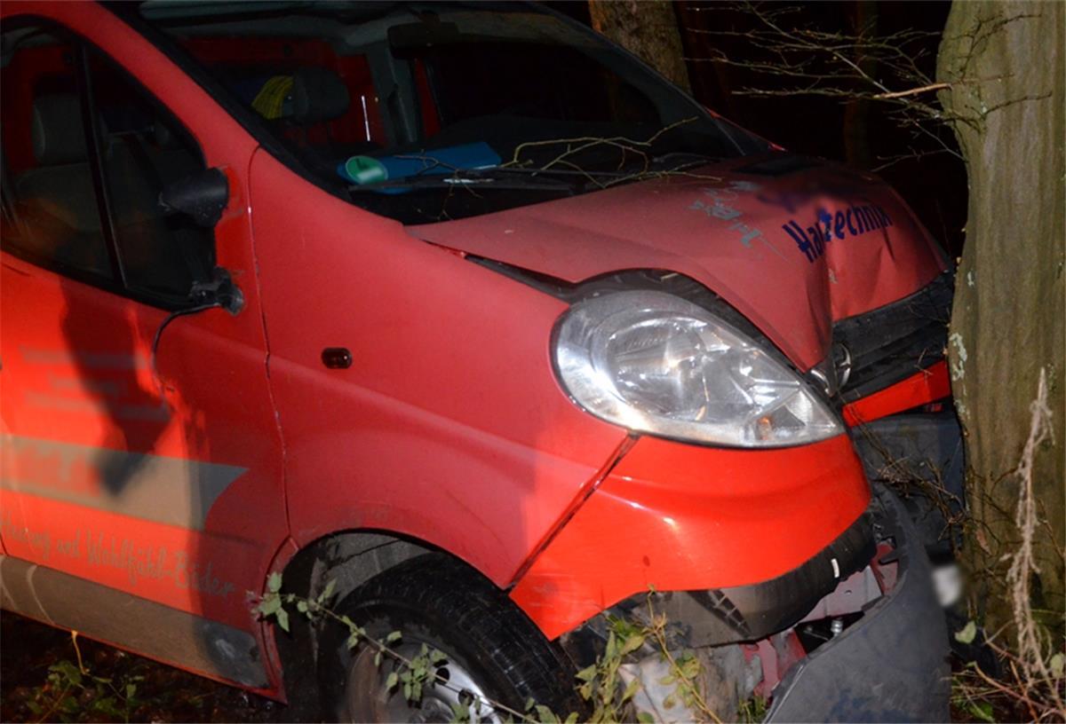 Bremerhaven: Notdienst will helfen und fährt betrunken gegen Baum Der Service-Wagen prallte frontal gegen einen Baum.