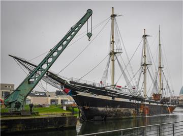 Der „Seute-Deern“-Rumpf ist ein Stück US-Kulturgut. Es ist der letzte erhaltene Klipper, der in den USA gebaut wurde. Die in Bremerhaven havarierte Bark soll abgewrackt werden.