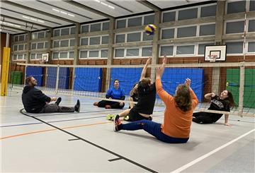 Die neuen Sitzvolleyballer in Leherheide trainieren.
