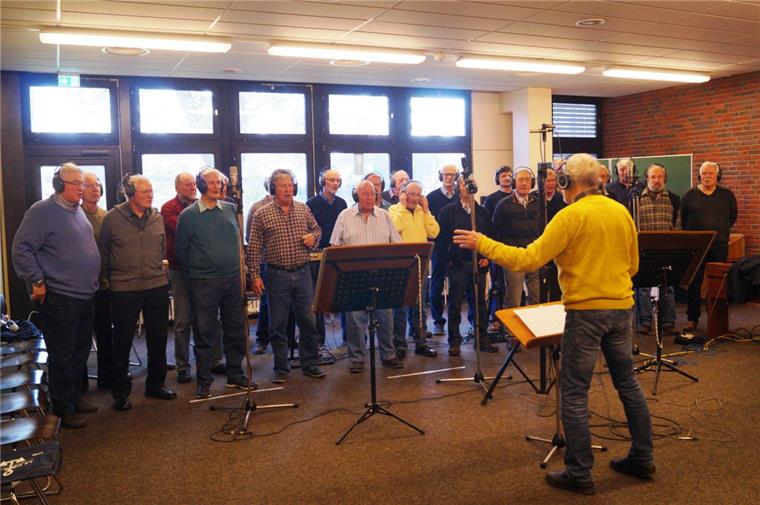 Chor Butjenter Blinkfüer nimmt in Nordenham CD auf Der Shantychor Butjenter Blinkfüer während der CD-Aufnahmen im Nordenhamer Gymnasium.