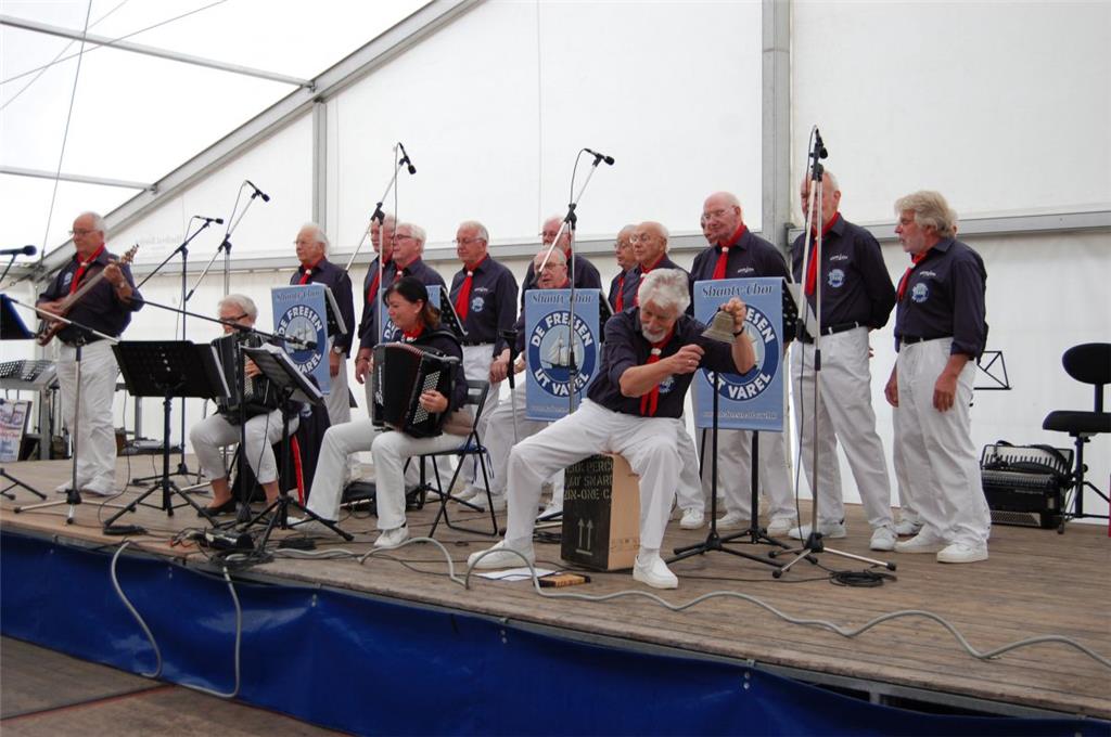 Der Shantychor Varrel nahm das Publikum mit auf eine musikalische Reise. Foto: H...