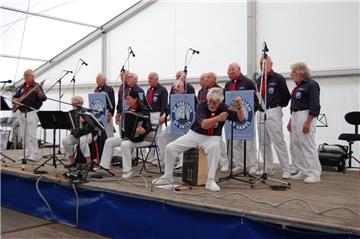 Der Shantychor Varrel nahm das Publikum mit auf eine musikalische Reise. Foto: H...