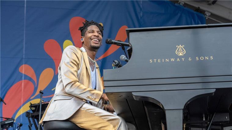 Jon Batiste: Zwischen Groove und Gesellschaftskritik Der siebenfache Grammy-Gewinner hat schon immer mit Stilen gespielt – auf „Big Money“ treibt er diese Freiheit auf die Spitze. (Archivbild)