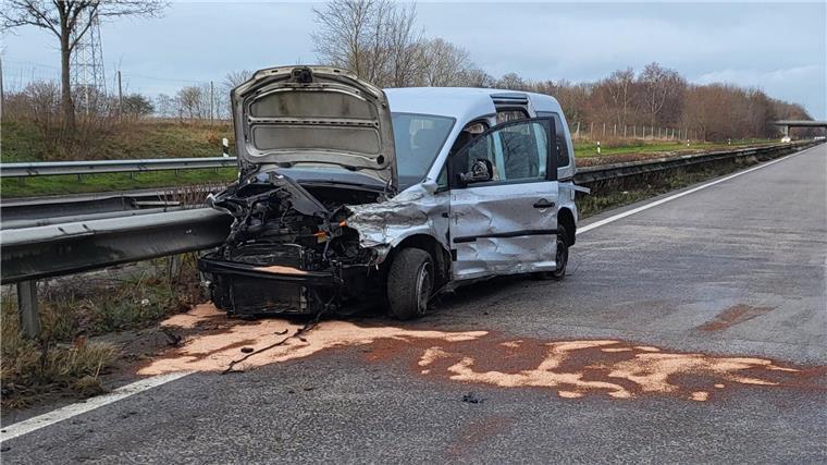 Tödlicher Unfall auf der A27: Ein Defekt war es wohl nicht Der Siebensitzer kollidierte mit der Schutzplanke, drei Insassen wurden auf die Fahrbahn geschleudert.
