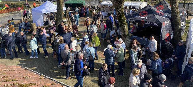 Kunsthandwerker präsentieren Unikate Viele Besucher rund um die Alte Schule beim Sieverner Ostermarkt