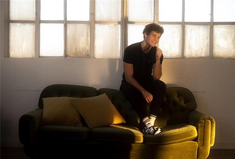 Wincent Weiss und Co: Diese Open-Air-Events im September dürft ihr nicht verpassen Mann sitzt auf einer Couch. Oben in der rechten Ecke.