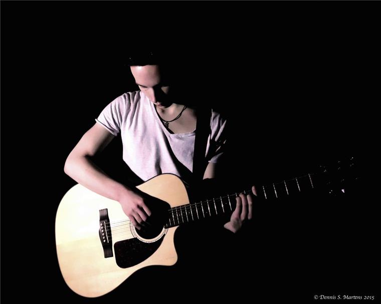 Dennis Samel-Martens live in der "Turmkneipe" in Zeven Der Singer/Songwriter Dennis Samel-Martens tritt am Sonnabend in der Zevener "Turmkneipe" auf.