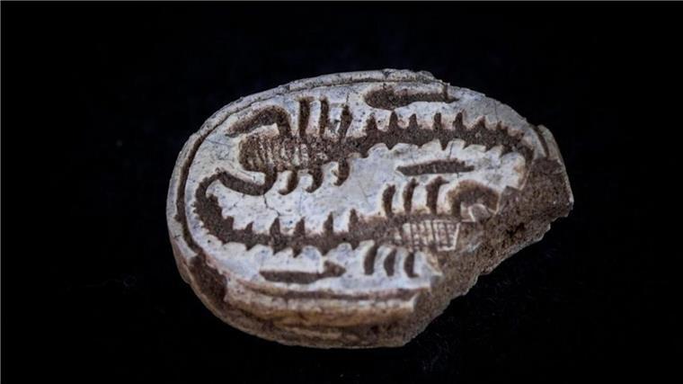 Kind findet in Israel 3.500 Jahre altes ägyptisches Amulett Der Skorpion symbolisiert die ägyptische Göttin Serket, die unter anderem für den Schutz schwangerer Frauen zuständig war, erklärt ein Experte.