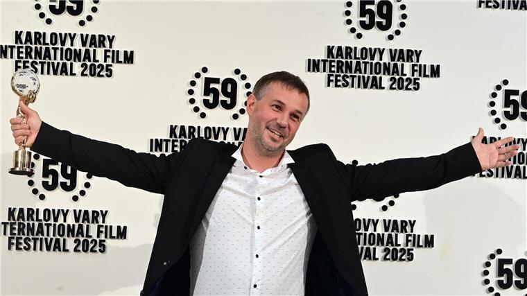 Hauptpreis des Karlsbader Festivals geht an Aussteiger-Doku Der slowakische Regisseur Miro Remo posiert mit seiner Auszeichnung in der Hand. Miro gewann den Hauptpreis des 59. Karlsbader Filmfestivals.
