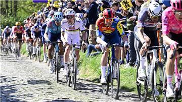 Der Slowene Tadej Pogacar (4.v.r) bei der Flandern-Rundfahrt.
