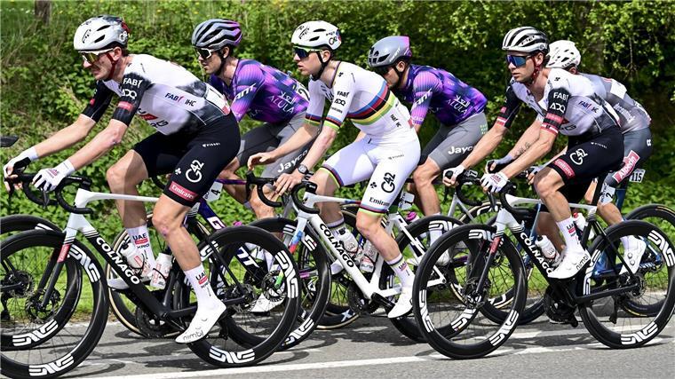 Dritter Erfolg: Pogacar gewinnt Lüttich-Bastogne-Lüttich Der Slowene Tadej Pogacar (M) im Trikot des Weltmeisters.