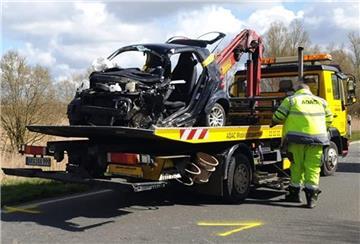 Der Smart kollidierte frontal mit einem Kleintransporter, der trotz Verbots zum Überholen angesetzt hatte.