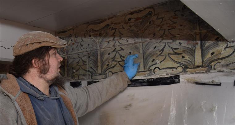 185 Jahre alte Wandmalerei in Langwarder Kirche freigelegt Der sogenannte Arkanthus-Fries ist wohl um 1830 unterhalb der Decke in der St.-Laurentius-Kirche aufgebracht worden. Der Restaurator Valentin Skrzypczak hat ihn gemeinsam mit Sybille Popken freigelegt. Das Kunstwerk wird nun mit Lasuren aufgearbeitet.