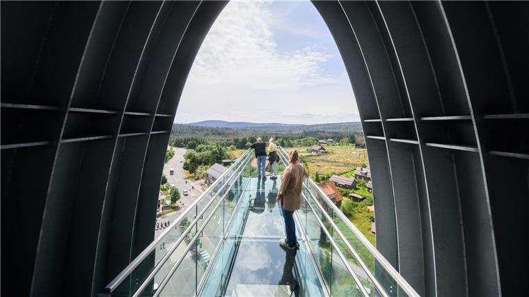 Harzturm geht in erstes Wochenende nach kompletter Eröffnung Der sogenannte Skywalk hat einen gläsernen Boden.