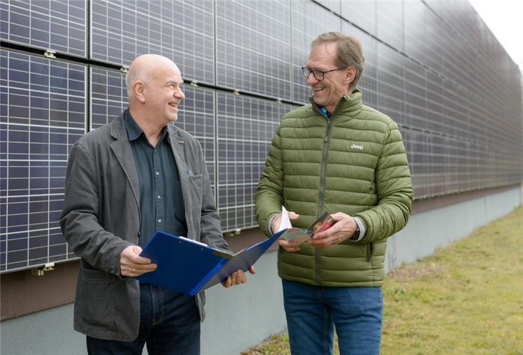 „Motivieren und begleiten“ - energiekonsens Der Solar-Lotse (links) im Beratungsgespräch
