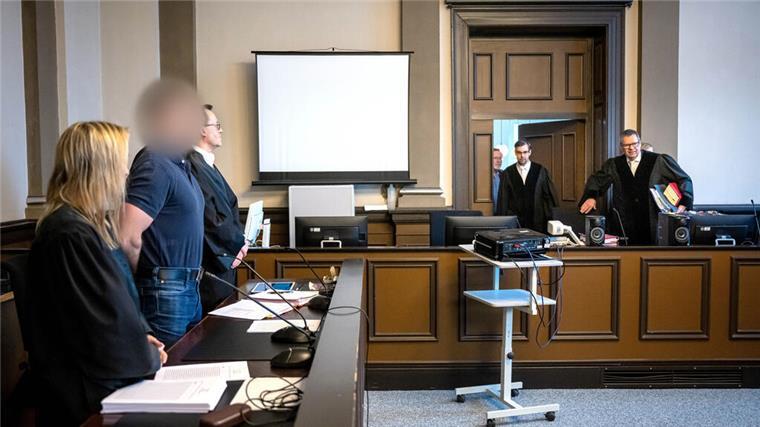 Prozess um Mordnacht in Scheeßel: Jetzt spricht der Angeklagte zum ersten Mal Der Angeklagte steht neben seinen Verteidigern Daniela Post (l) und René Lancker vor dem vorsitzenden Richter Volker Stronczyk (r) im Gerichtssaal vom Landgericht Verden.