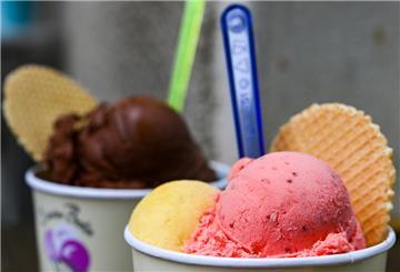 Eisbecher mit Kugeln verschiedener Sorten Eis.