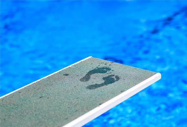 Früher schwimmen im Sittenser Freibad: Änderungen bei den Öffnungszeiten Fußabdrücke eines Badegastes sind auf einem Ein-Meter-Brett in einem Freibad zu sehen