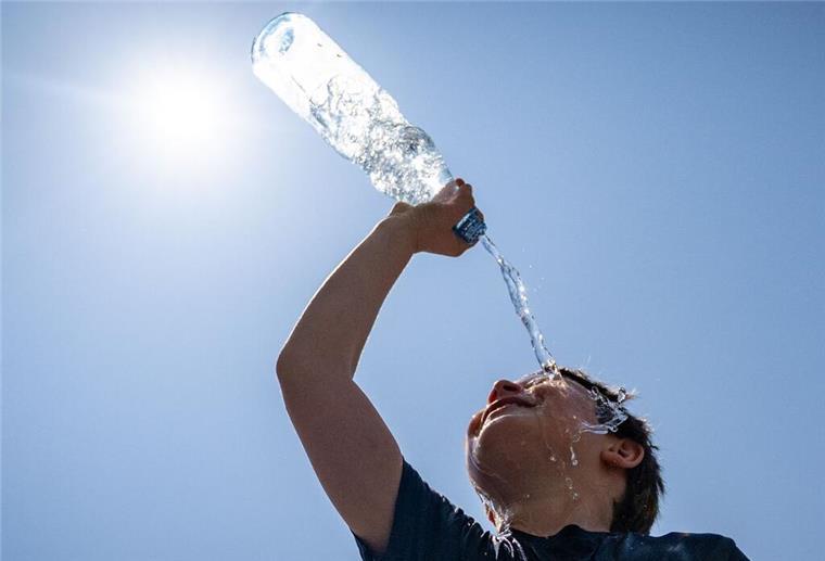 Hoch „Ines“ ist auf dem Weg mit Hitze im Gepäck! So heiß wird es am Wochenende Ein Junge kühlt sich mit einer Flasche Wasser ab.