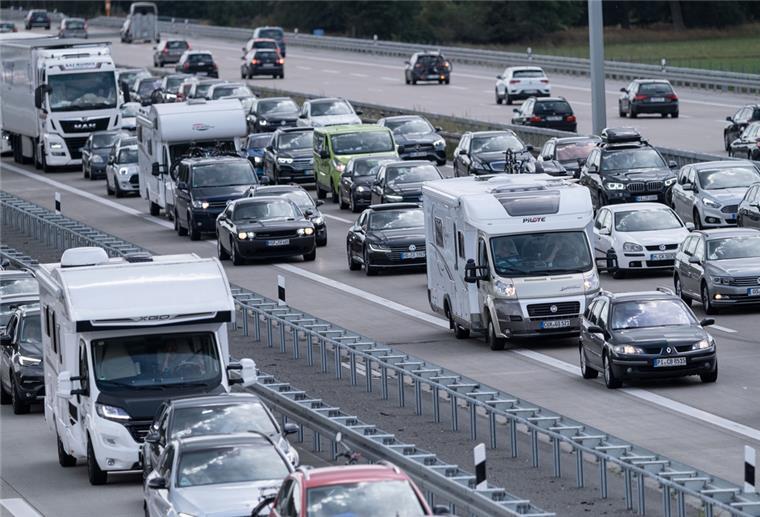 Der Sommerurlaub dürfte in diesem Jahr wieder zahllose Staus auf den Straßen mit sich bringen. Das kommende Wochenende soll so staureich wie in der Zeit vor der Corona-Pandemie ausfallen.