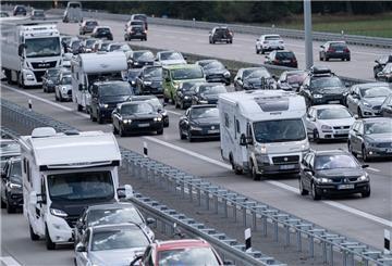 Der Sommerurlaub dürfte in diesem Jahr wieder zahllose Staus auf den Straßen mit sich bringen. Das kommende Wochenende soll so staureich wie in der Zeit vor der Corona-Pandemie ausfallen.