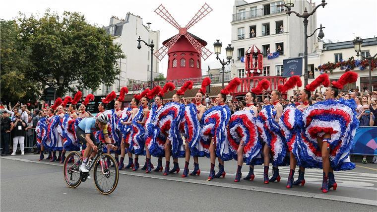 Nach Olympia-Erfolg: Letzte Tour-Etappe am Moulin Rouge Der spätere Olympiasieger Remco Evenepoel passiert das Moulin Rouge.